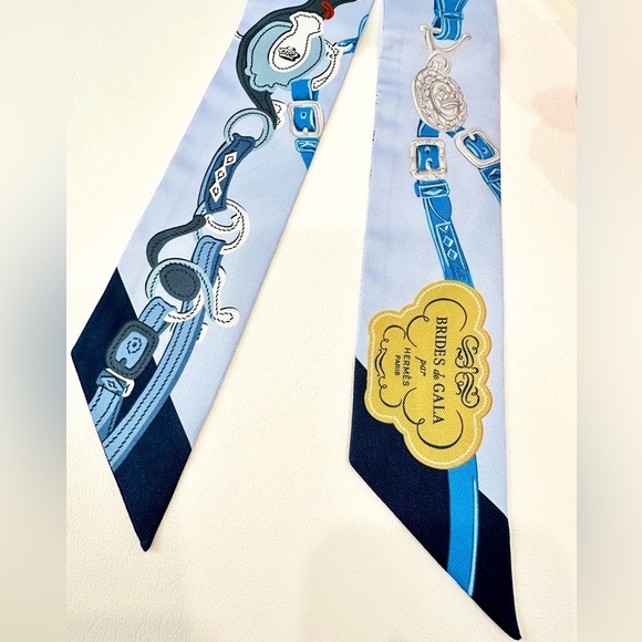 HERMES BLUE SILK TWILLY. NEW IN BOX. - Picture 2 of 15
